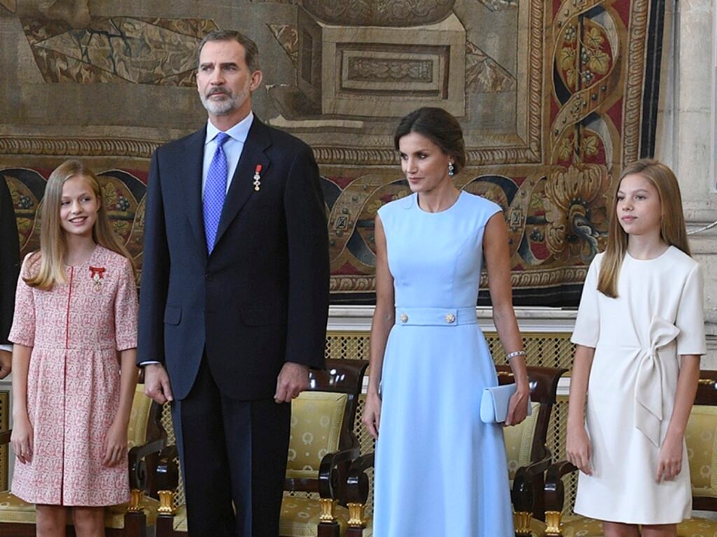 La reina Letizia junto a la familia real española